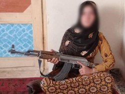 Cerita Gadis Afghanistan Angkat Senapan AK-47 Demi Membela Keluarga