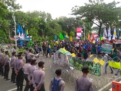 Massa Demo Mahasiswa di Jalan Gerbang Pemuda Paksa Terobos Pagar Kawat
