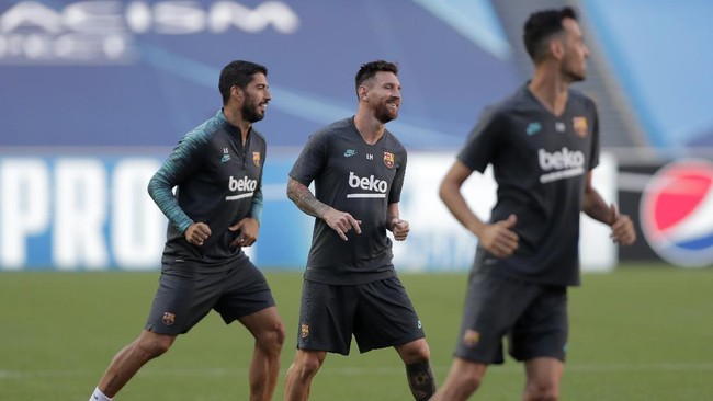 Luis Suarez mengatakan Lionel Messi tersiksa di Barcelona ketika striker asal Uruguay itu meninggalkan Camp Nou di musim ini.