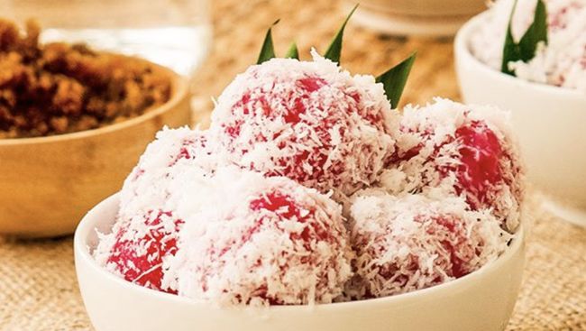 Kamu bisa menginovasikan resep makanan tradisional dengan rupa khas Indonesia, yakni klepon merah-putih.