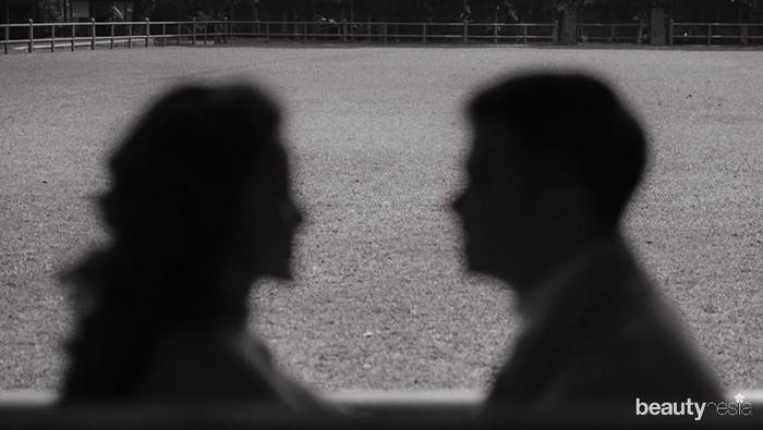 Foto dengan tema ini selalu berhasil membawa suasana romantis dan mesra bagi mereka yang memilihnya, tak terkecuali Handika Pratama dan Rosiana Dewi. Ditambah dengan efek blur dan lebih menajamkan pada pemandangan alam di sekitar mereka sebagai background, foto ini terlihat begitu aesthetic. (Foto: www.instagram.com/rsn.dw/)