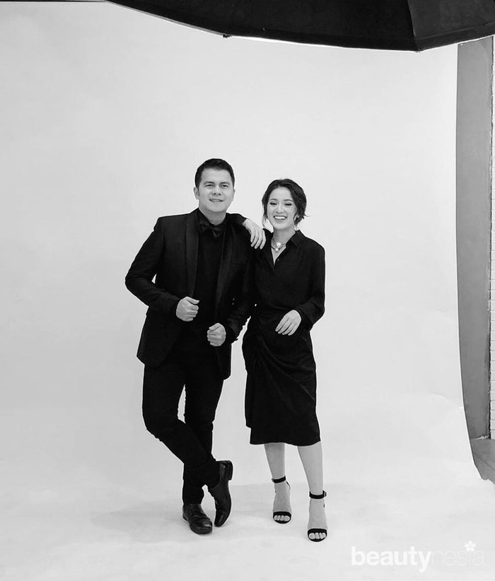 Tema berikutnya yang dipilih adalah black and white dengan outfit bertema eksekutif. Tema yang satu ini sangat memberikan kesan yang elegan. Ditambah lagi dengan pemilihan tema warna yang monochrome, kesan elegan semakin terlihat dalam foto ini. (Foto: www.instagram.com/rsn.dw/)