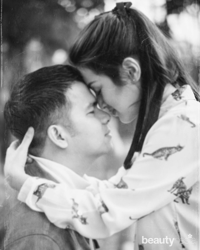 Sekalipun usia mereka berdua berbeda 9 tahun, nyatanya umur bukanlah menjadi penghalang bagi keduanya untuk meneruskan hubungan ke tingkat yang lebih serius. Foto yang satu ini sungguh terlihat begitu teduh dan romantis. (Foto: www.instagram.com/rsn.dw/)