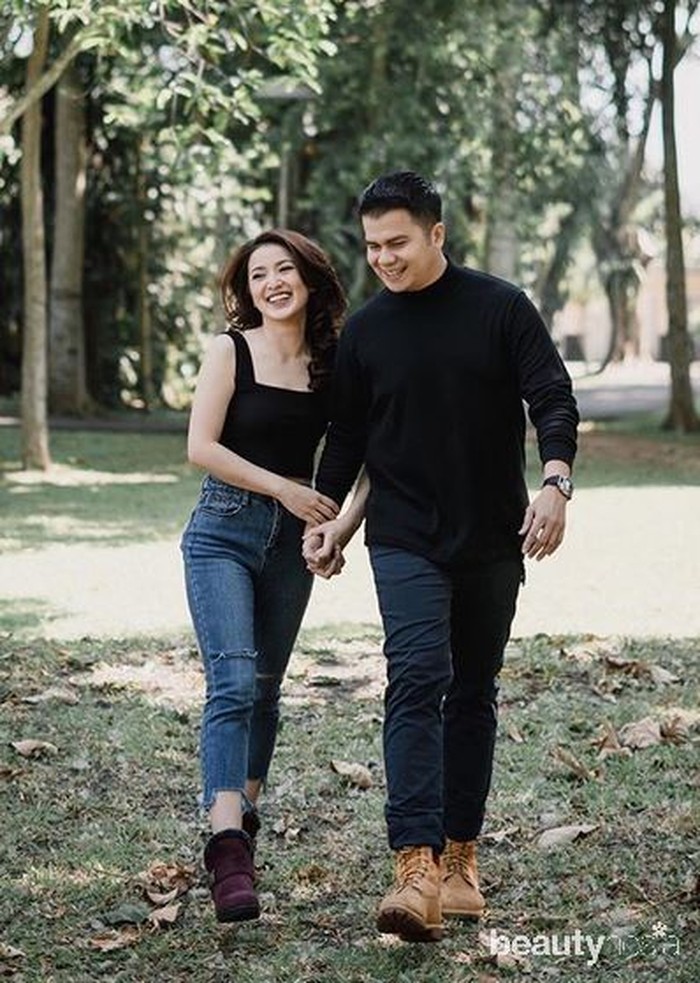 Setelah menjalani masa pacaran selama 4 tahun akhirnya pasangan selebritis Handika Pratama dan Rosiana Dewi akan segera melangsungkan pernikahan. Konsep pertama yang mereka pilih adalah pasangan yang mesra sedang berada di alam terbuka. Kompak dengan menggunakan atasan berwarna hitam, keduanya terlihat begitu ceria dan menyatu dengan indahnya alam di tempat mereka melalukan sesi foto ini. (Foto: www.instagram.com/rsn.dw/)