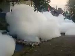 DLH Pasuruan Sebut Busa Bak Awan yang Penuhi Saluran Air Tak Berbahaya