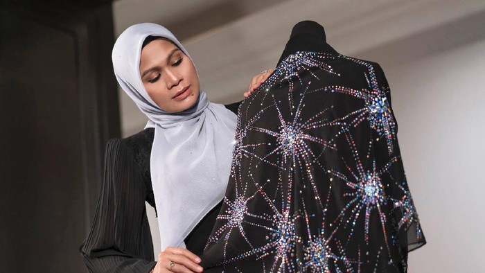 Deretan Hijab Berharga Fantastis! Ada yang Sampai Rp 300 Jutaan lho, Beauties!