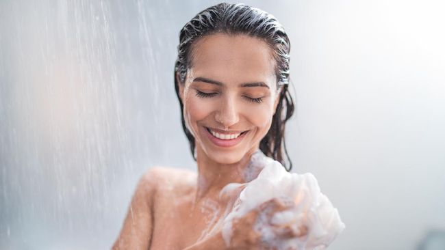 Di masa New Normal setiap orang disarankan untuk menjaga kebersihan termasuk mandi setelah keluar rumah. Perlukah mandi walau hanya keluar rumah sebentar saja?