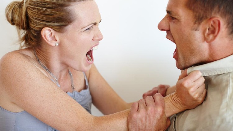 Closeup of a wife grabbing her husband's shirt in anger as they fighthttps://195.154.178.81/DATA/i_collage/pu/shoots/784503.jpg