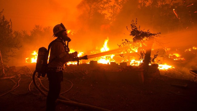 Pemadam kebakaran di negara bagian California, AS, meminta penduduk tetap berada di luar zona evakuasi mengantisipasi jika api kembali berkobar.
