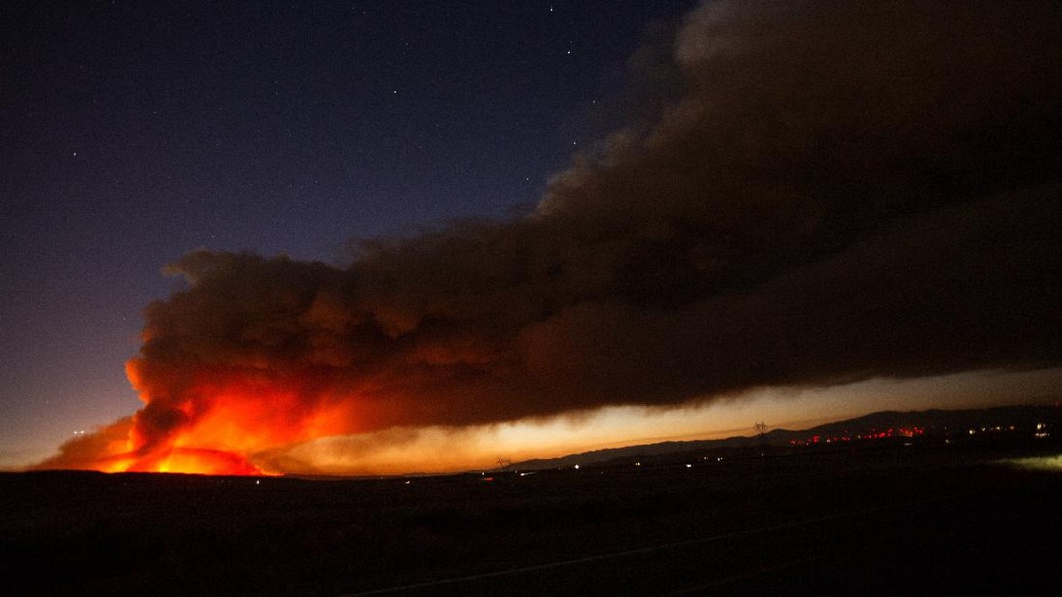 FOTO: Pemadaman Karhutla saat Gelombang Panas di California
