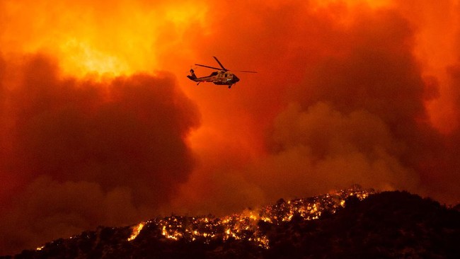 FOTO: Pemadaman Karhutla saat Gelombang Panas di California