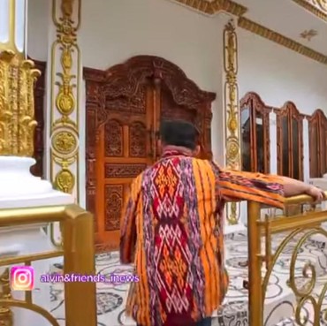 Sudah Haji 33 Kali, 7 Potret Rumah Mamah Dedeh yang Mewah Berlapis Emas bak Istana
