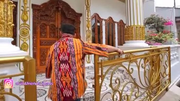 img-title Sudah Haji 33 Kali, 7 Potret Rumah Mamah Dedeh yang Mewah Berlapis Emas bak Istana