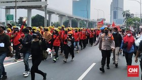 Buruh dan Petani Bergerak Kepung DPR saat Jokowi Pidato