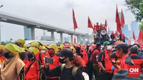 Tolak UU Ciptaker, Aliansi Buruh Kalbar Geruduk Gedung DPRD