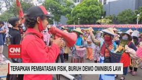 VIDEO: Terapkan Pembatasan Fisik, Buruh Demo Omnibus Law