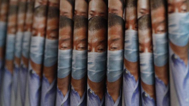 Polisi Hong Kong Serbu Kantor Media, Dalih Keamanan Nasional Kepolisian Hong Kong melakukan penyerbuan ke kantor media massa Apple Daily, Kamis (17/6) pagi, dengan tuduhan pelanggaran hukum keamanan nasional.