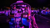 NYALANG: Kidung Mesra di Tengah Jeda Dalam galeri foto pilihan CNNIndonesia.com pekan ini, ada dua gajah yang bercengkrama, remaja Iran yang bermain air, dan festival musik new normal di Thailand.