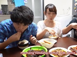 Momen Jerome Polin Ajak Orang Jepang Makan Tempe dan Dendeng Balado Pakai Tangan
