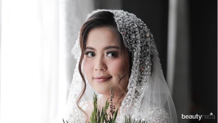 Gaya Makeup dan Kebaya Putih Influencer Ardinhai di Hari Pernikahan