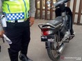 Polisi Garut Tilang Pemotor Pakai Pelat Nomor 'MALES KREDIT'