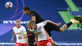 FOTO: Drama Leipzig Tekuk Atletico di Menit Akhir RB Leipzig menang 2-1 atas Atletico Madrid di babak perempat final Liga Champions, Jumat (14/8), berkat gol Tyler Adams yang dicetak pada menit ke-88.