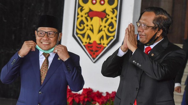 Menko Polhukam Mahfud MD membeberkan hasil 'nguping' informasi dari internal KPK terkait kasus di Kemnakertrans yang belakangan menyeret Cak Imin jadi saksi.