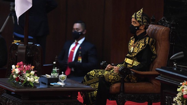Presiden Jokowi mengatakan ekonomi negara sekarang sedang macet seperti komputer hang karena corona sehingga perlu ditata ulang.