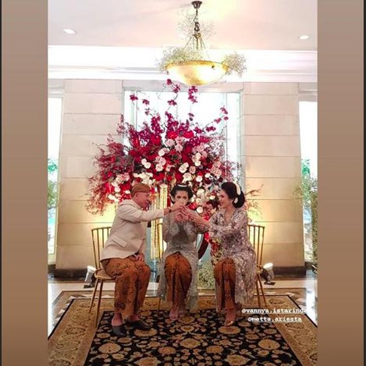 <p>Di tempat lain, calon mempelai wanita, Vannya Istarinda, juga melakukan prosesi siraman bersama keluarganya. (Foto: Instagram @vannya.istarinda)</p>