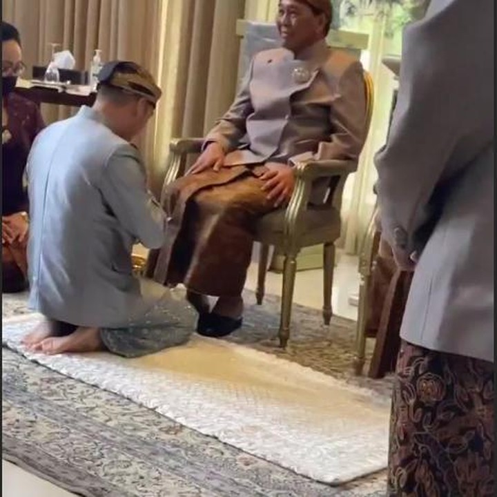 <p>Prosesi yang menggunakan adat Jawa ini berlangsung sakral dan mengharukan. Artis Nia Ramadhani yang juga sepupu ipar Arya terlihat tak kuasa menahan tangis. (Foto: Instagram @ramadhaniabakrie)</p>