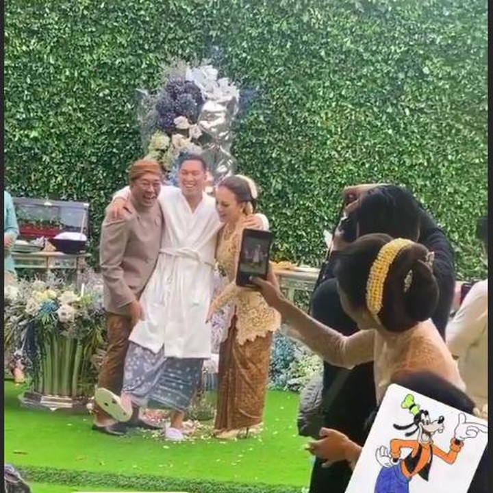 <p>Saat siraman, Arya tak bisa menyembunyikan kebahagian bersama kedua orang tuanya. (Foto: Instagram @ramadhaniabakrie)</p>