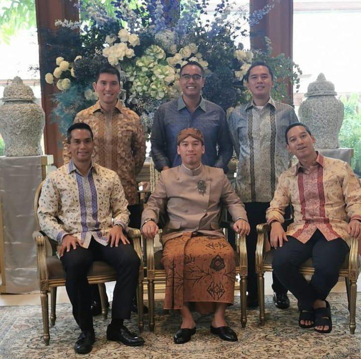 <p>Arya Bakrie tampak gagah didampingi saudara-saudara prianya nih, Bunda. (Foto: Instagram @ardibakrie)</p>