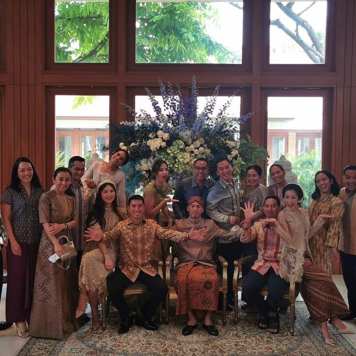<p>Semua anggota keluarga Bakrie terlihat kumpul di acara siraman ini. (Foto: Instagram @ardibakrie)</p>