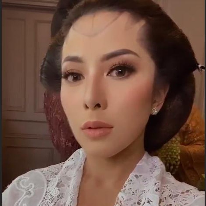 <p>Vannya tampak cantik mengenakan kebaya putih dengan tatanan rambut disanggul. (Foto: Instagram @vannya.istarinda)</p>