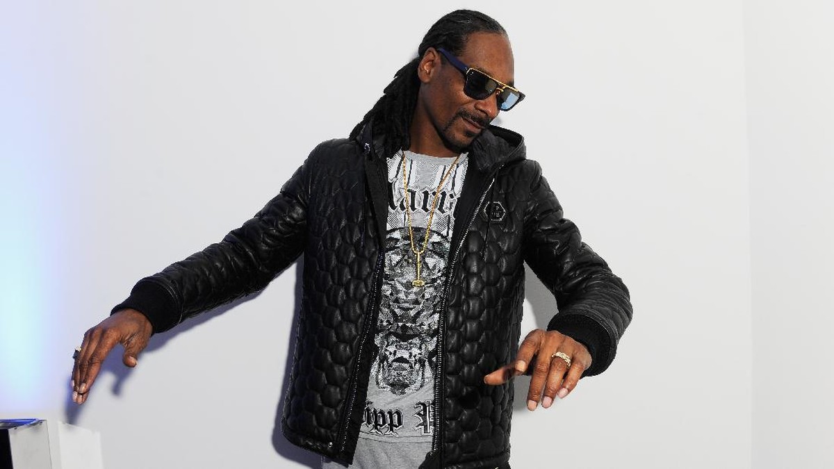 MILAN&comma; ITALY - JANUARY 17&colon;  Snoop Dogg poses in the backstage of the Philipp Plein Show as a part of Milan Menswear Fashion Week Fall Winter 2015&sol;2016 on January 17&comma; 2015 in Milan&comma; Italy&period;  &lpar;Photo by Matteo Valle&sol;Getty Images&rpar;