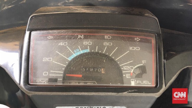Oli yang digunakan tak mesti baru, mekanik bengkel menyebut oli bekas juga bisa dipakai untuk menghilangkan buram dan retak halus di spidometer.