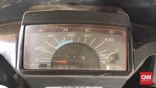Cara Hapus Buram dan Retak di Spidometer Pakai Oli Bekas Oli yang digunakan tak mesti baru, mekanik bengkel menyebut oli bekas juga bisa dipakai untuk menghilangkan buram dan retak halus di spidometer.