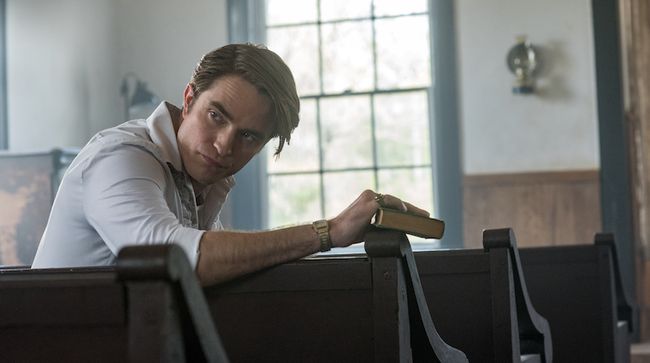 Aktor Hollywood, Robert Pattinson, mengaku sempat geli hingga terbahak mendengar logat bicaranya sendiri dalam film The Devil All The Time.