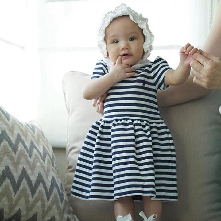 <p>Duh cantiknya Claire pakai baju stripes horizontal dengan topi dan sepatu berpita. (Foto: Instagram @missclaireherbowo)  </p>