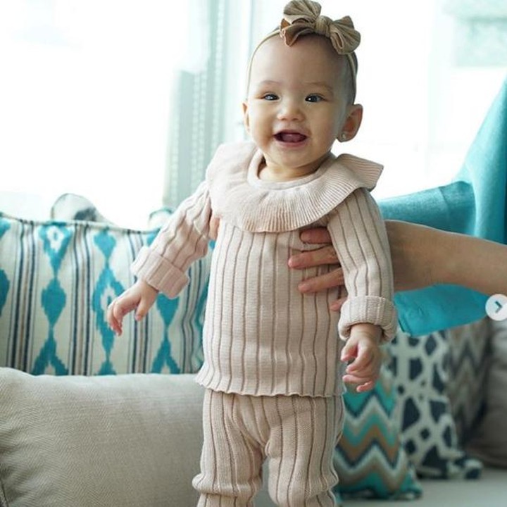 <p>Meski bajunya sedikit kepanjangan tapi gaya si kecil Claire tetap stylish. Apalagi pitanya bikin makin cute ya Bun? (Foto: Instagram @missclaireherbowo)</p>