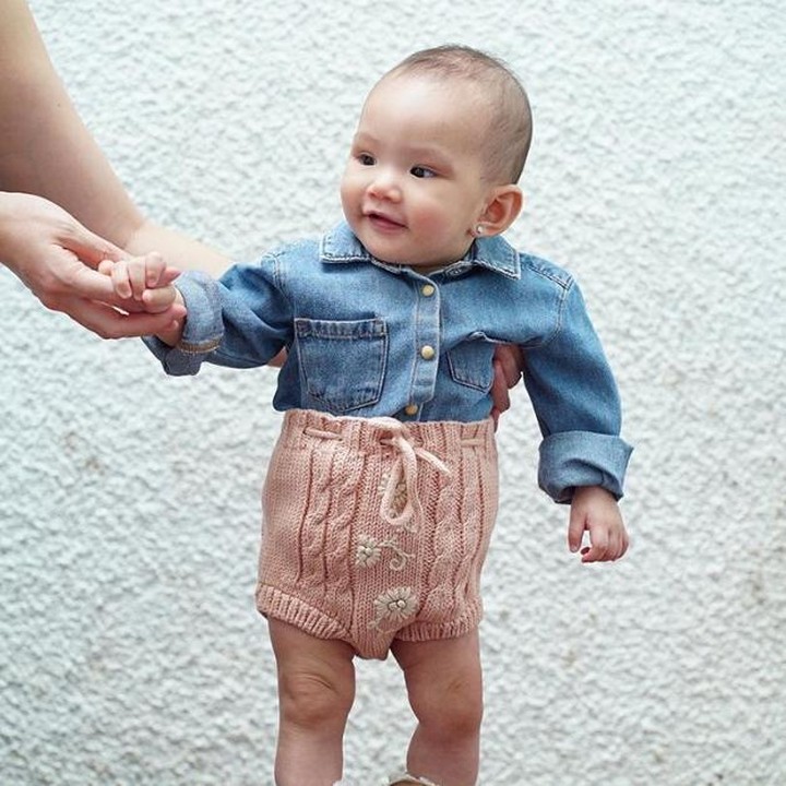 <p>Lucu ya Claire pakai kemeja denim lengan panjang dan celana pendek rajut. Duh Claire imut banget sih. (Foto: Instagram @missclaireherbowo)  </p>