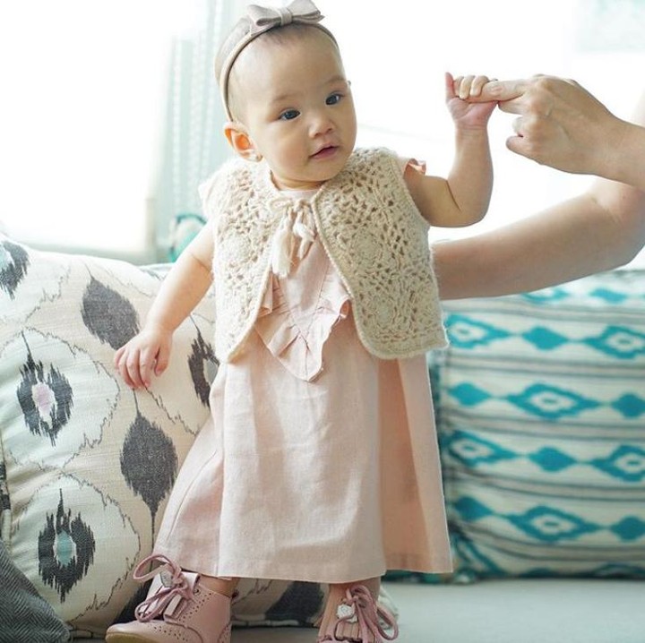 <p>Claire yang tampil dengan baju warna pink pastel dipadu dengan rajutan sepertinya sudah siap untuk jalan-jalan nih sama Bunda Shandy. (Foto: Instagram @missclaireherbowo)</p>