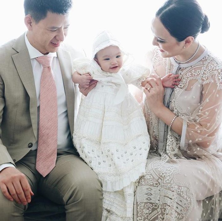 <p>Nah, ini waktu Claire dibaptis pada Minggu (9/8/2020) lalu, Bunda. Gaun dan topi putih yang dikenakan cantik ya, secantik dirinya.  (Foto: Instagram @missclaireherbowo)  </p>