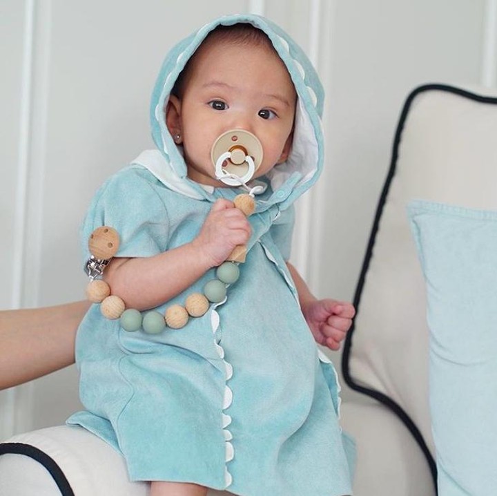 <p>Duh, Claire imut dan menggemaskan ya Bun, mengenakan baju hijau tosca bertudung sambil ngempeng. (Foto: Instagram @missclaireherbowo)  </p>