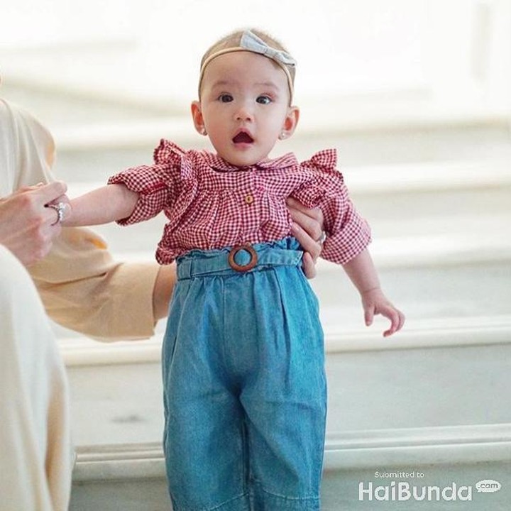 <p>Pakai kemeja merah dan celana denim bikin gaya Claire ga kalah sama Bundanya. Dan ekpresinya Claire di sini menggemaskan banget ya, Bun? (Foto: Instagram @missclaireherbowo)  </p>