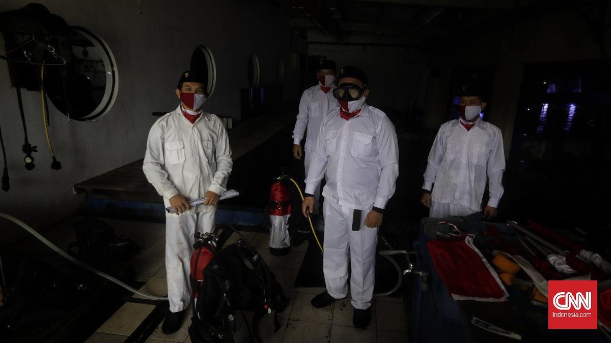 FOTO: Gladi Resik Pengibaran Merah Putih di Dalam Air