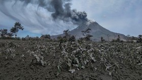 Sinabung Erupsi saat Petang, Tinggi Kolom Abu 4.000 Meter