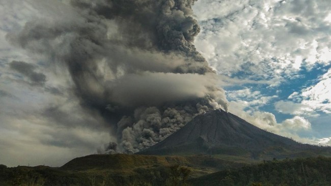 Gunung Sinabung kembali erupsi. Pada pukul 07.41 WIB Minggu (23/8) pagi, erupsi mengeluarkan kolom abu sejauh 1.500 meter.
