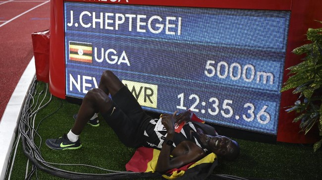 FOTO: Pelari Uganda Patahkan Rekor Dunia Lari 5000 Meter