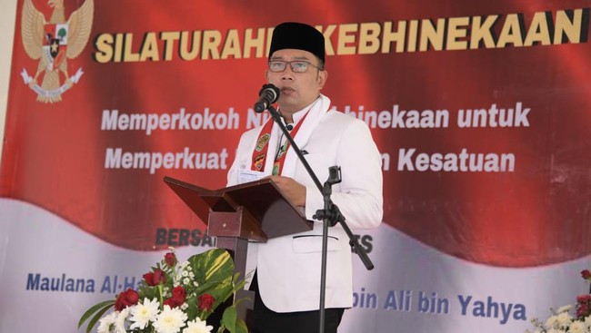 Gubernur Jawa Barat (Jabar) Ridwan Kamil mengikuti Kirab Merah Putih dan Silaturahmi Kebinekaan di Kabupaten Karawang, Sabtu (15/8). 